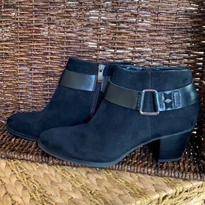 Black ankle boots sz 8 suede like